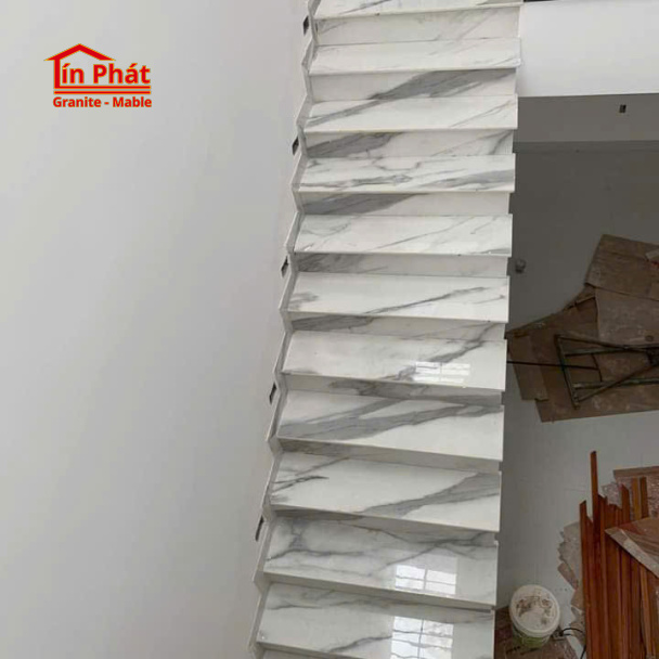 Đá cầu thang Marble Trắng Calacatta Hướng Thẳng
