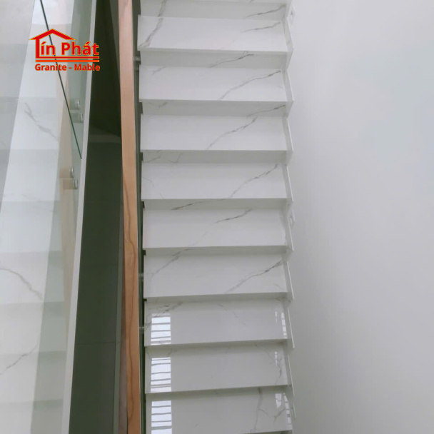 Đá cầu thang Đá Nhân Tạo Trắng Sứ Tay Vịn Gỗ