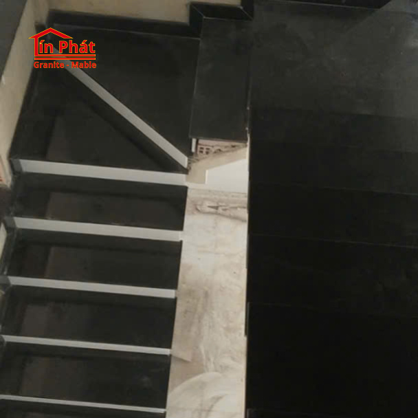 Đá cầu thang Granite Đen Tuyền Nẹp Chỉ Trắng Song Song