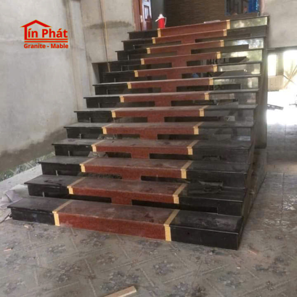 Đá cầu thang Granite Đen Phối Thảm Đỏ Trung Tâm