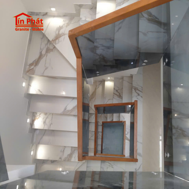 Đá cầu thang Marble Trắng Ý Đồng Bộ Ôp Vách