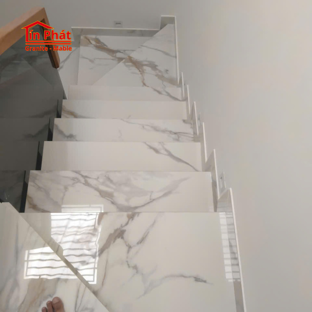 Đá cầu thang Marble Trắng Vân Mây Khói (Volakas)
