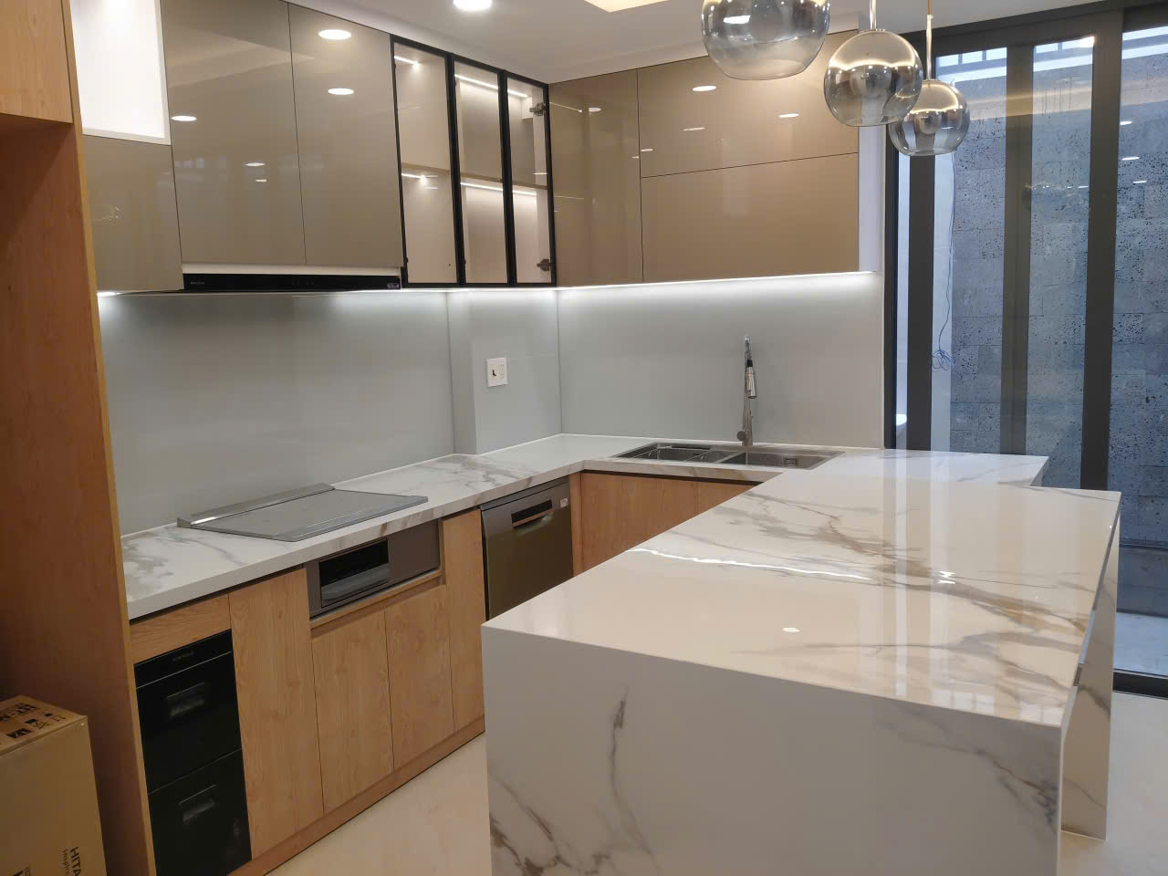 THI CÔNG ĐÁ MẶT BẾP VÀ ĐẢO BẾP: KHÁNG Ố, CHỊU NHIỆT